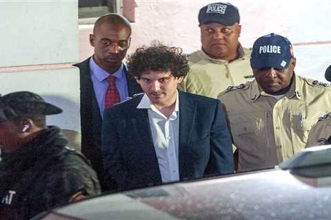 As police arrived at Sam Bankman-Fried's house, his mom was texting him insisting that he wear long pants to get arrested, instead of his usual cargo shorts