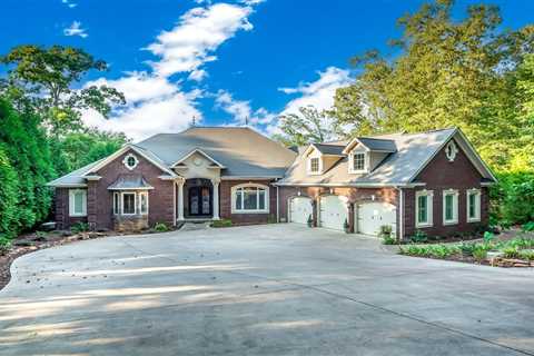 In South Carolina, a Palatial Lakefront Home With Private Boathouse Asks $2.8M