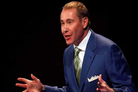 'Bond King' Jeffrey Gundlach says buy long-dated Treasurys, with prices set to rebound going into a recession