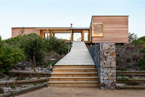 This South African Beach House’s Gently Curving Roof Combats Aggressive Winds