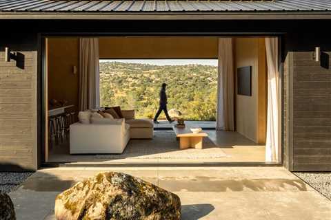 A Family Retreat Outside Yosemite Frames California Gold Country Like a Postcard