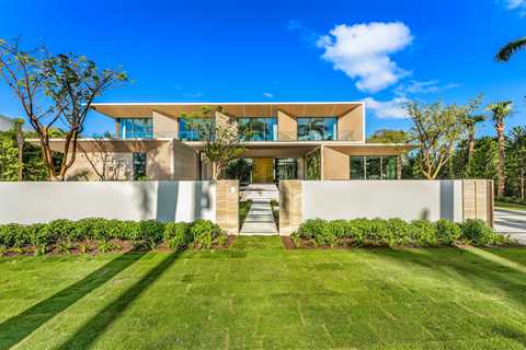 Wealthy movers to South Florida have pushed the real-estate market to new highs. See 6 homes for sale only the rich can afford.