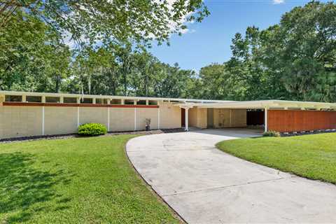 In Florida, a Massive Midcentury Home Hits the Market for $720K