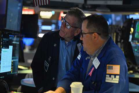 US stocks are on their longest winning streak in 2 years &ndash; but the Fed and an earnings slowdown still linger as threats, analysts warn