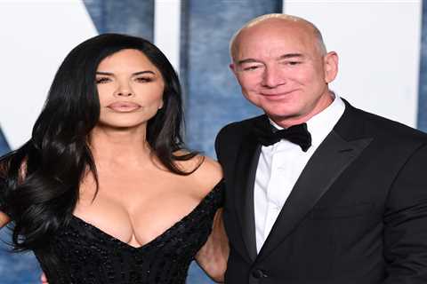 Jeff Bezos' fiancee shared the couple's morning routine and it includes her drinking from a cringe slogan mug he got her on Amazon 