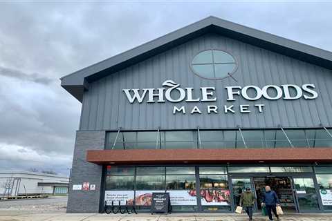 It's increasingly unlikely Amazon will ever catch up to Walmart in online groceries