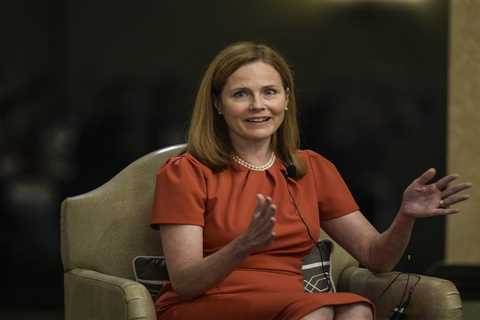 Justice Barrett keeps it light at Federalist Society gala
