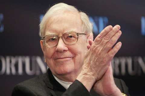Warren Buffett's company has built a record $157 billion cash pile so he can capitalize when the economy tanks, veteran professor Steve Hanke says