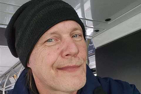 A Gen Xer gave up gig work with Amazon to become a full-time bus driver. He's nearly doubled his hourly income and loves the benefits.