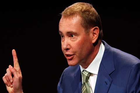 Stocks are 'pretty overvalued' &ndash; and a recession is likely to hit in the next 9 months, says billionaire investor Jeffrey Gundlach