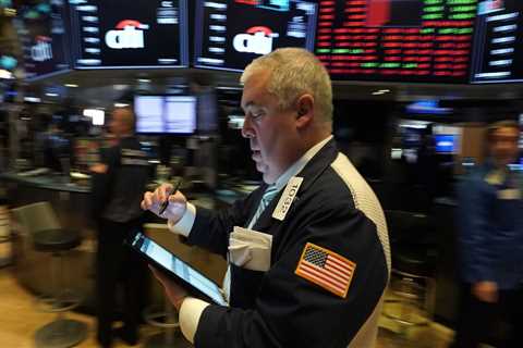 US stocks edge lower as market rally pauses after 5 straight weeks of gains