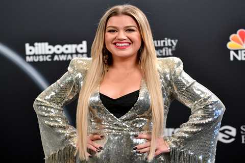 Kelly Clarkson reignites the great celebrity bathing debate by admitting she pees in the shower 'almost every time': 'I feel productive'  
