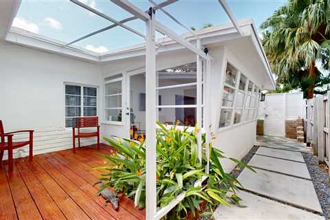 In Miami, a Midcentury Bungalow With Nautical Vibes Surfaces for $749K