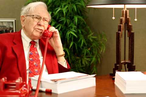 Warren Buffett once turned up 'like Santa Claus' to a dinner party with 2 big teddy bears in his arms