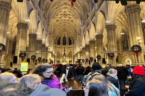 Disappointing photos show how crowded New York City's iconic attractions are during the holiday season