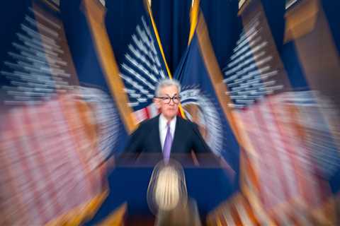The Fed will lower interest rates under 3% as a mild recession leads to a 'soggy 2024,' UBS chief economist says