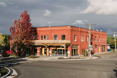 In the Mountains of Oregon, a Turnkey Boutique Hotel Lists for $3.2M