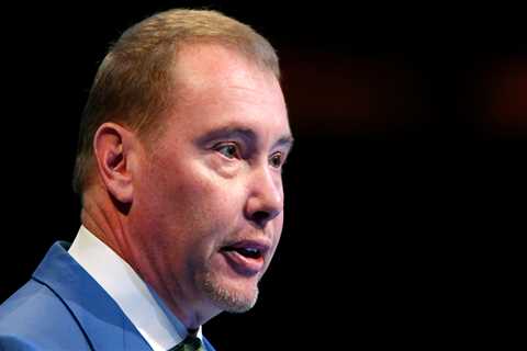 Buying the S&amp;P 500 seems like a 'pretty lousy trade' right now - and a US recession is looming, billionaire investor Jeffrey Gundlach says