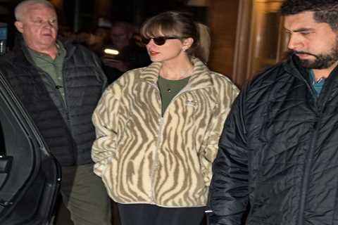 Taylor Swift seemingly wore a necklace that honored Kobe Bryant and made a statement about her success