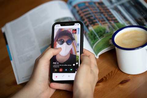 People say they're deleting their dating apps, citing terrible experiences and 'oversaturation' on platforms like Hinge and Raya