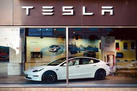This chart shows how Tesla can keep cutting prices and stay ahead of the competition 