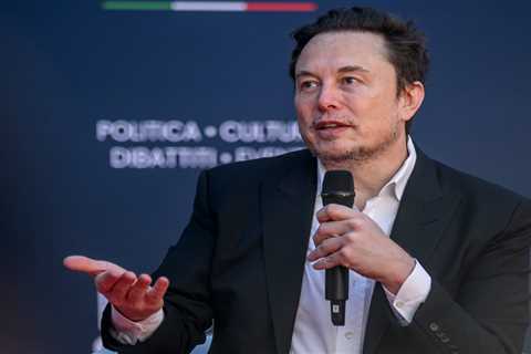 Elon Musk compares the AI race to playing poker &mdash; you need to spend billions every year just to sit at the table