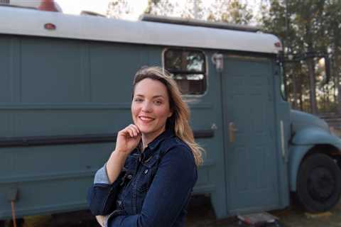 A millennial who quit her office job to live in a school bus explains what her lifestyle costs and how she makes 6 figures freelancing 
