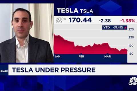 Sen. Elizabeth Warren calls on SEC to investigate Tesla