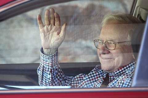 A police stop, a free hat, and a letter to GM's boss &mdash; here's the story of Warren Buffett's Cadillac upgrade