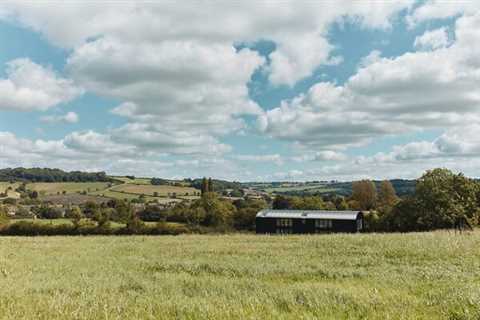 In the Cotswolds, a Reborn Barn Wrapped in Black Metal Seeks £1.7M