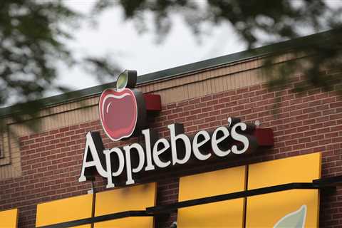 'Why would you eat a $10 burger out of a paper bag in your car?' Applebee's throws shade at fast food chains as it touts deals