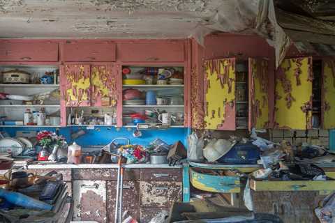A photographer's haunting images of America's abandoned homes look like they're frozen in time