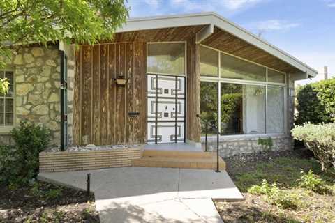 In San Antonio, a 1920s Home With Midcentury Vibes Asks $525K