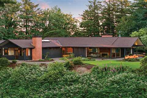 The Dramatic Octagonal Living Room Makes This $5.2M Portland Midcentury