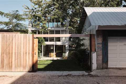 An Enviable Home Office Caps This Duplex Renovation in Montreal