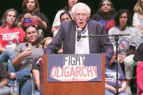 Bernie Sanders Encourages Activists to Obstruct ICE Agents at ‘Fight the Oligarchy’ Rally in Texas (VIDEO)