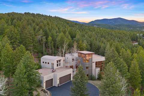 This Panoramic Colorado Home Offers Breathtaking Vistas of the Continental Divide for $2.6M