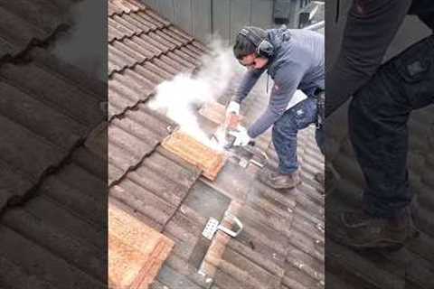 Wait for it... 😱💪   Very Impressive #Solar Installation on a Roof 💪 - Subscribe for more! ☀️