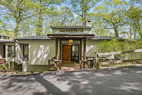 The Glass-Encased Dining Room Is the Star of This $1.5M Hudson River Midcentury