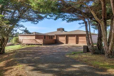A Rare, Early Sea Ranch Home by Carson Bowler Hits the Market for $2.5M