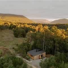 What Makes This 603-Square-Foot Chilean Prefab Cabin Feel So Spacious?