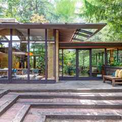 You Can Walk to the Beach From This $1.2M Seattle Midcentury