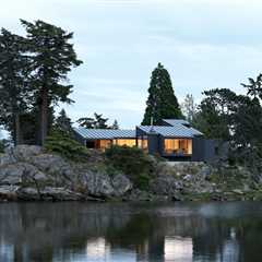 A Pointy, Cantilevered Extension Enhances a ’60s Home on a Rocky Inlet