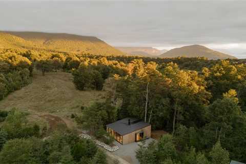 What Makes This 603-Square-Foot Chilean Prefab Cabin Feel So Spacious?