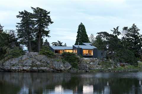 A Pointy, Cantilevered Extension Enhances a ’60s Home on a Rocky Inlet