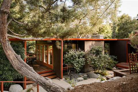 This $2.75M Pasadena Midcentury Is Perched Above a Stream
