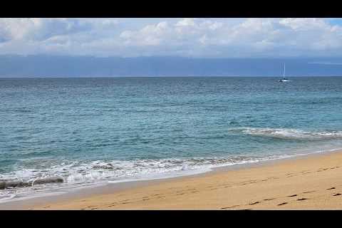 Huge surf in North Kaanapali Beach Maui - Live Cam