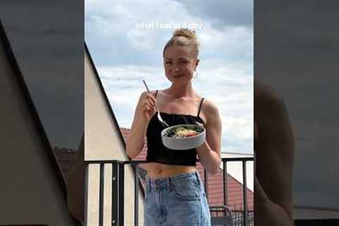 a realistic what I eat in a day, to feel my best this summer