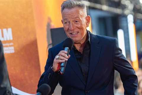 Bruce Springsteen Pauses Concert to Deliver Vulgar Anti-ICE Message