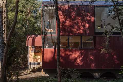 With a Perfectly Placed Mirror, This Chilean Cabin Pulls Off a Magic Trick